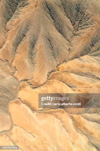 aerial vertical view taken by drone of fuerteventura mountain during a summer day, fuerteventura, canary island, spain europe - mountains pov stock-fotos und bilder