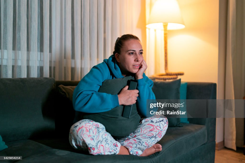 Mujer viendo la televisión en casa
