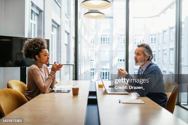 gente de negocios diversa en la oficina en la reunión de negocios. candidato de trabajo en entrevista con el gerente senior - negocios, finanzas e industria fotografías e imágenes de stock