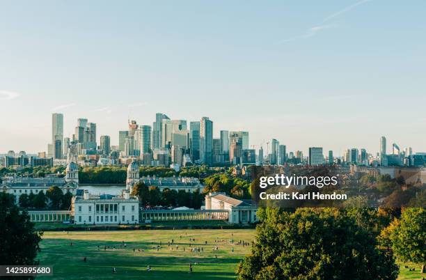 an elevated view of the canary wharf skyline, london - greenwich london - fotografias e filmes do acervo