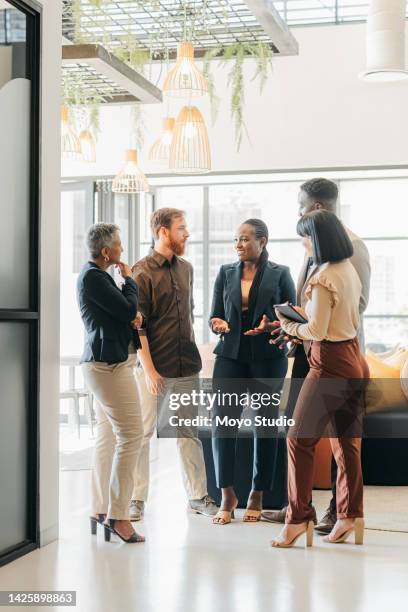 equipo corporativo y líder hablando en el salón de la empresa sobre el proyecto de colaboración creativa. diversidad, personal y personal profesional planificando reuniones en la oficina. amigos del trabajo teniendo una conversación. - multicultural fotografías e imágenes de stock