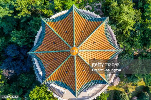 overhead view, top structure of traditional chinese building - qingdao photos et images de collection