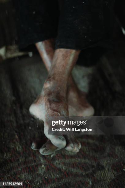 hmong hilltribe old man pies descalzos chiang mai, tailandia agricultor - mens bare feet fotografías e imágenes de stock