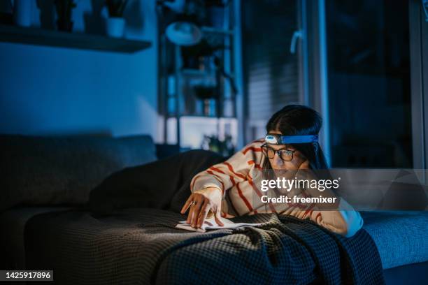woman reading a book - apagão imagens e fotografias de stock