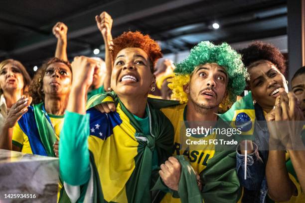 brasilianische sportfans schauen sich das spiel in einer bar an - female fans brazil stock-fotos und bilder