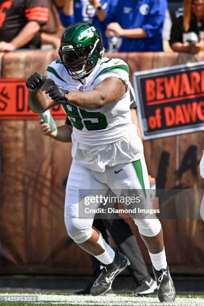 Quinnen Williams of the New York Jets warms up prior to a game against the Cleveland Browns at FirstEnergy Stadium on September 18, 2022 in...