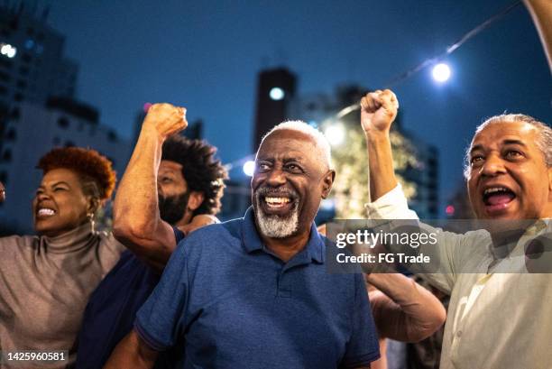 sports fans watching a match at a bar rooftop - entertainment best pictures of the day january 07 2015 stockfoto's en -beelden