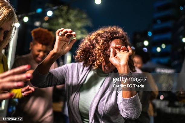 amigos felizes dançando durante a festa à noite - atividades de fins de semana - fotografias e filmes do acervo
