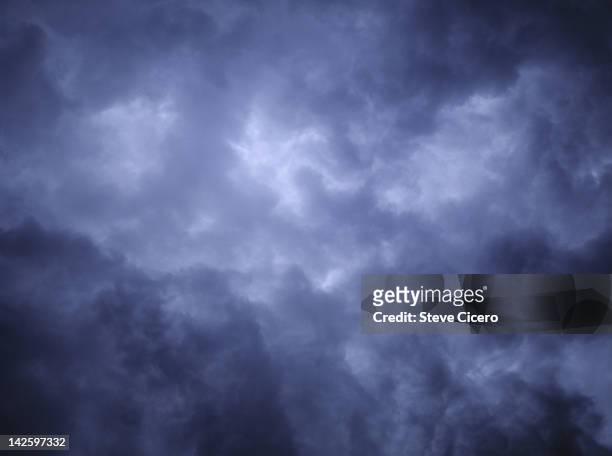 cloudy, dark skies - céu tempestuoso imagens e fotografias de stock