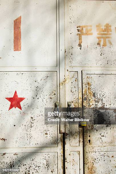 factory door with red star, dashanzi 798 art district, chaoyang district, beijing - 798 art zone stock pictures, royalty-free photos & images