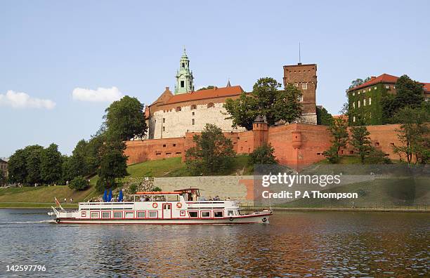 wawel hill and vistula river, krakow, poland - krakow poland stockfoto's en -beelden