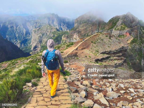 excursionista en pr1 pico do arieiro - pico ruivo trail madeira portugal - pico do arieiro fotografías e imágenes de stock