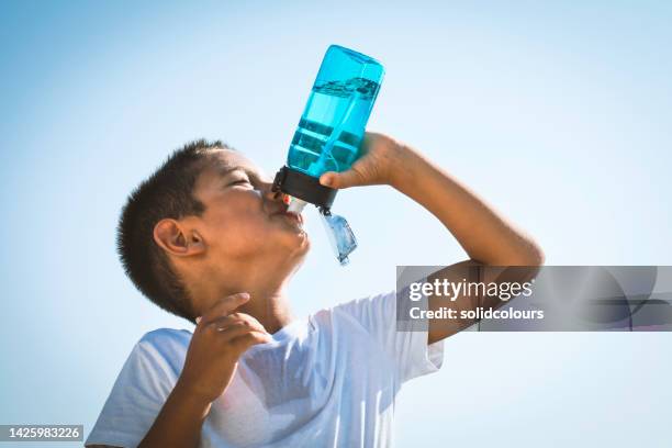 carino ragazzo bere acqua - acqua potabile foto e immagini stock