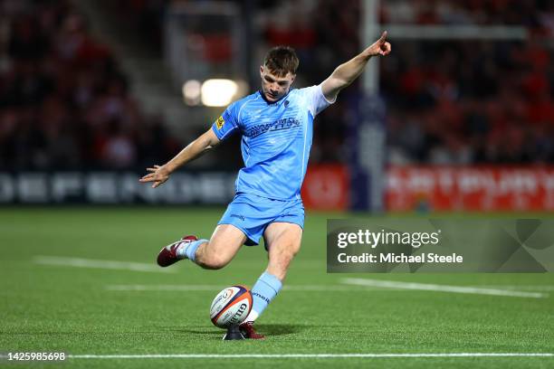 Charlie Titcombe kicks their side's first conversion after Harri Doel of Worcester Warriors scored their team's first try during the Premiership...