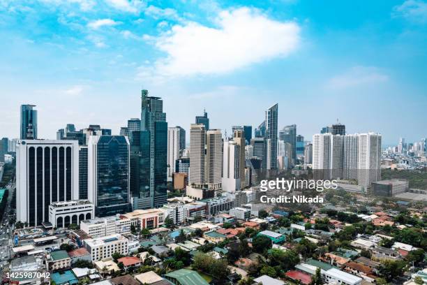 vista diurna dello skyline di makati, metro manila - filippine - manila philippines foto e immagini stock