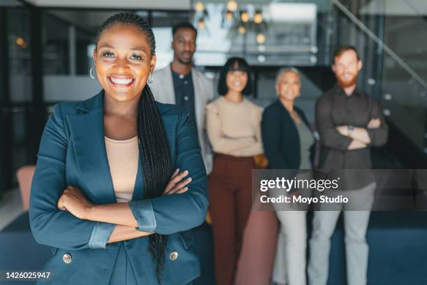 black woman leader, portrait ceo und success teamwork management mit zusammenarbeit, unternehmensvision und happy office. afrikanischer manager, geschäftsleute und stolze einheit von lächeln-profis zusammen - smile black white stock-fotos und bilder