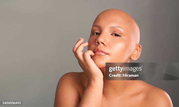 gesichtsporträt einer kahlköpfigen frau mit krebs, alopezie oder haarausfall vor grauem studiohintergrundmodell. stärke, motivation und feminismus-empowerment von jungen mädchen in der genesung der behandlung. - female head no hair stock-fotos und bilder