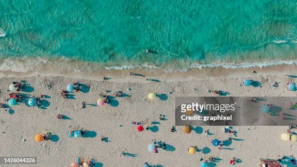 drohnenaufnahme des ilıca strandes, cesme, izmir - crowd from above stock-fotos und bilder