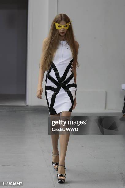 Look from Felipe Oliveira Baptista's fall 2007 haute couture runway show in Paris.