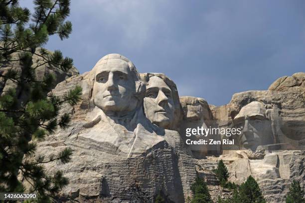 sculptures of four united states presidents in mount rushmore national memorial - thomas jefferson stock-fotos und bilder