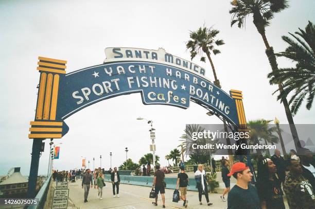 santa monica pier sign - santa monica 個照片及圖片檔