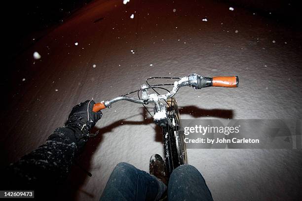 bicycle rider in snow - fahrrad lenker stock-fotos und bilder