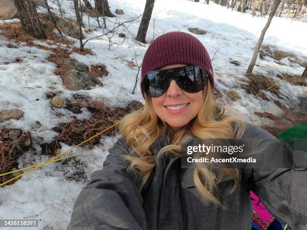 retrato de mulher tirando selfie em roupa de inverno - flagstaff arizona - fotografias e filmes do acervo