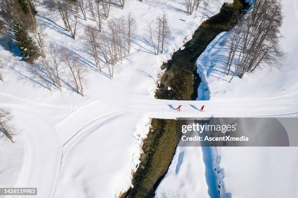 luftaufnahme von langlaufloipen, 2 skifahrer - langlaufski stock-fotos und bilder