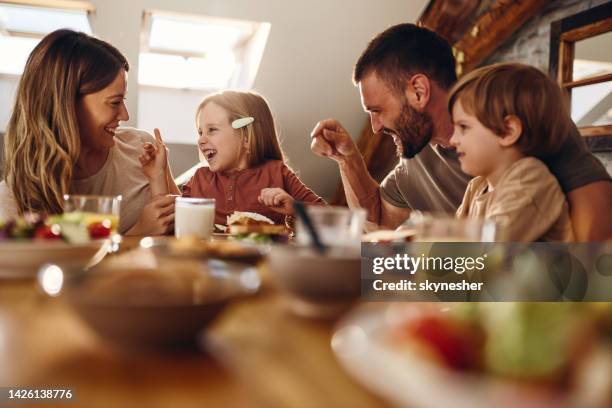 família alegre falando durante o café da manhã na mesa de jantar. - café da manhã - fotografias e filmes do acervo