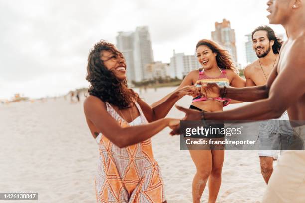 amis dansant sur la plage - beach music festival photos et images de collection