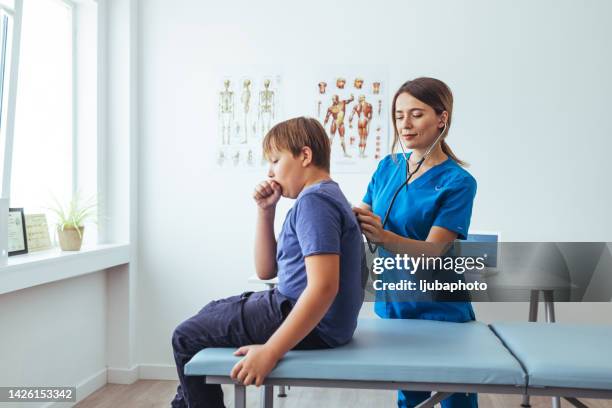 scared boy with respiratory issues at doctor appointment - allergy doctor stockfoto's en -beelden
