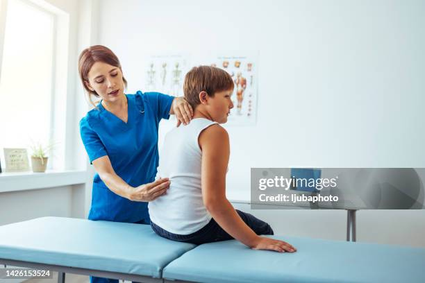 doctor examining childs posture - coluna vertebral humana imagens e fotografias de stock