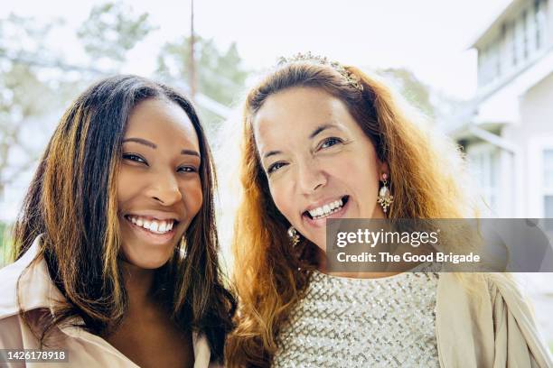 portrait of smiling mother and stepdaughter - bridesmaid dress photos et images de collection