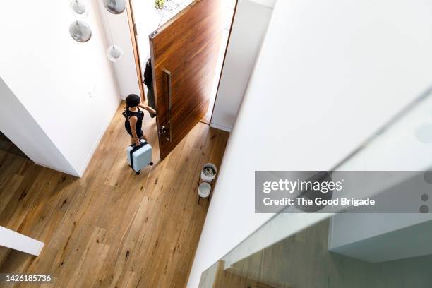 female friends leaving vacation rental home - open day 2 stock pictures, royalty-free photos & images