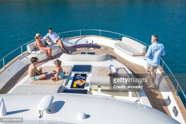familie genießt auf yacht - segeljacht stock-fotos und bilder