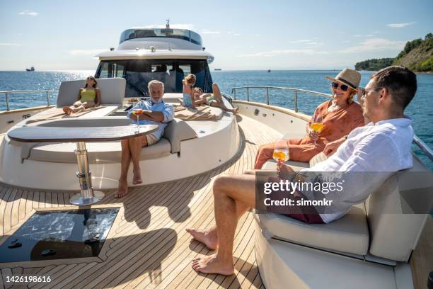 familia descansando en yate - yate de lujo fotografías e imágenes de stock