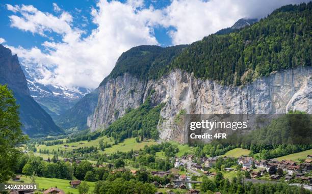chutes de staubbach, chutes de trümmelbach, vallée de lauterbrunnen, suisse - lauterbrunnen photos et images de collection