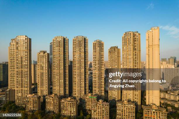 densely populated high-rise residential buildings in western metropolises of china - demographic overview stockfoto's en -beelden