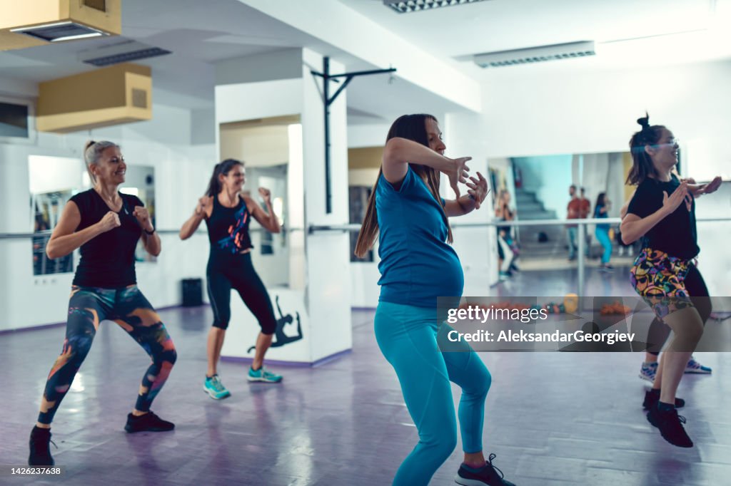 Baile de zumba para mujeres atléticas en el gimnasio