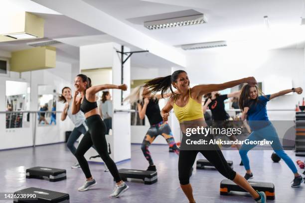 atleti femminili che prendono pugni durante la lezione di taebo in palestra - arte marziale foto e immagini stock