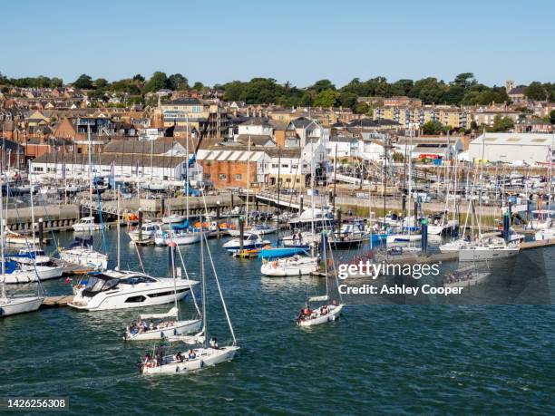 yachts in a marina in cowes on the isle of white, uk. - cowes stock-fotos und bilder