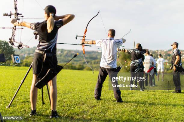 allenamento con l'arco all'aperto - arco frecce foto e immagini stock