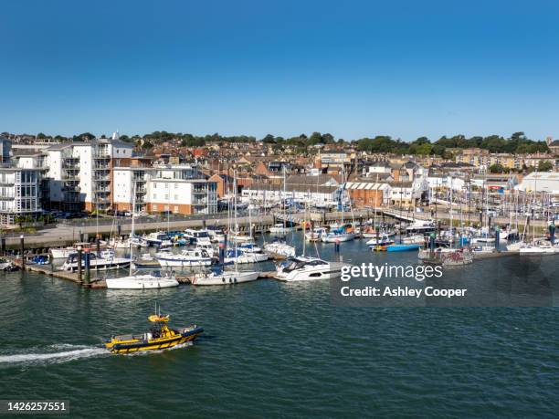 yachts in a marina in cowes on the isle of white, uk. - cowes photos et images de collection