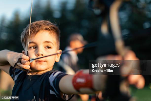 outdoors archery training - boogschietcompetitie stockfoto's en -beelden