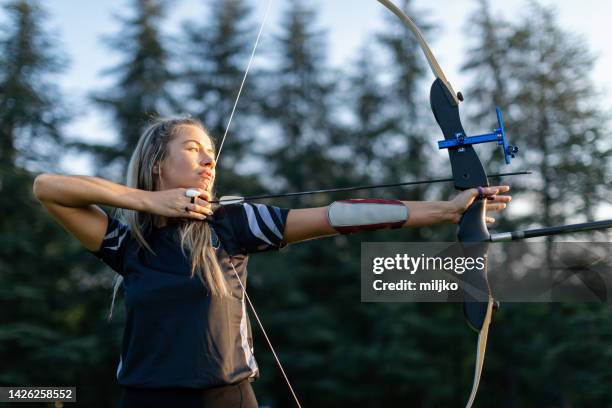 outdoors bogenschießen training - professional sportsperson stock-fotos und bilder