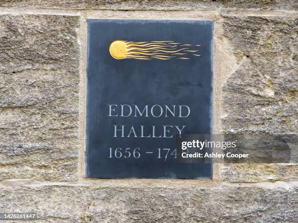 a plaque for edmund halley in oxford, oxfordshire, uk. - edmond halley stock pictures, royalty-free photos & images