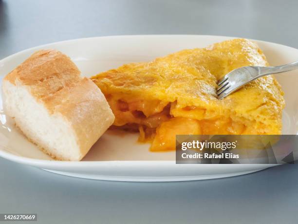 spanish omelette with bread - tortilla de patata fotografías e imágenes de stock