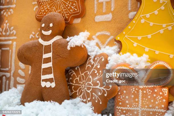 weihnachtslebkuchen mann kekse dekorationen - gingerbread house stock-fotos und bilder