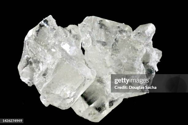 crystal meth rock (illicit methamphetamine hydrochloride) - anfetaminas fotografías e imágenes de stock