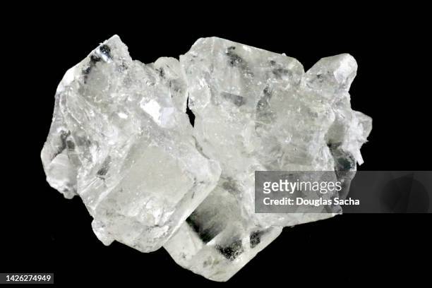 crystal meth rock (illicit methamphetamine hydrochloride) - amphetamine photos et images de collection